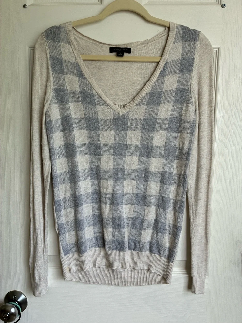 Size M Banana Republic Women’s V-Neck Plaid Sweater - Gray & Cream